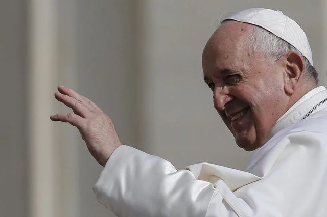 Papa Francisc, blocat timp de 25 de minute într-un lift