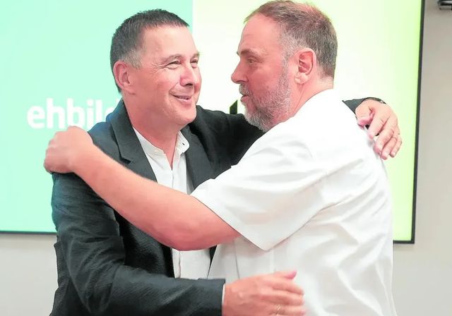 Bildu lidera las gestiones con los socios de izquierdas de Sánchez para evitar su caída