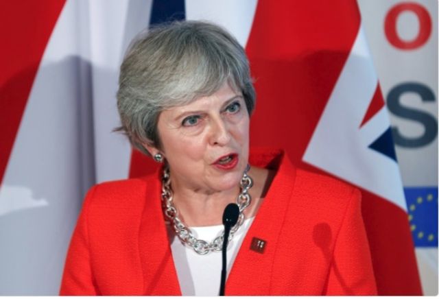 Peste 40 de foști diplomați britanici o îndeamnă pe May să amâne Brexit-The Times
