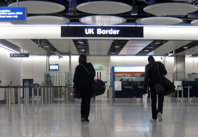 Guvernul UK dezvaluie azi noul sistem de imigratie, care va favoriza mintile ″stralucite″