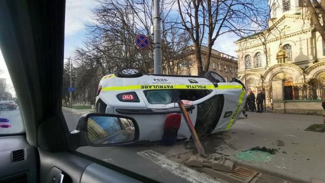 В центре столицы перевернулся автомобиль полиции