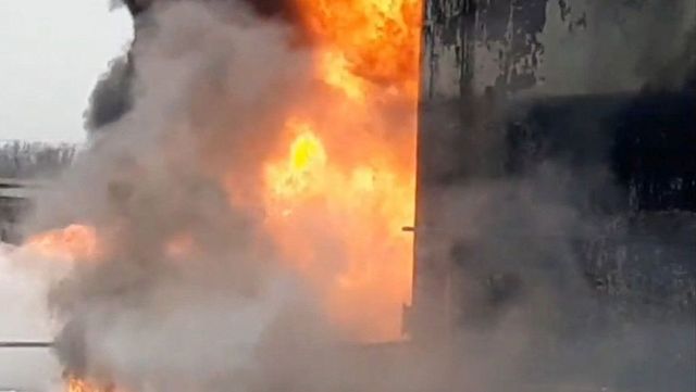 Robbanás történt és tűz ütött ki egy romániai kőolajfinomítóban - videó