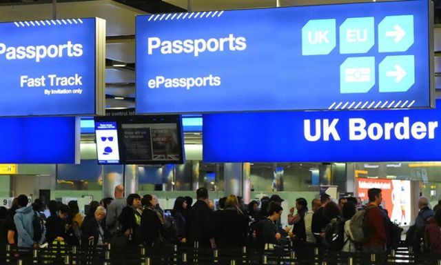 Guvernul britanic vrea să introducă carantină obligatorie pentru cei care sosesc din străinătate