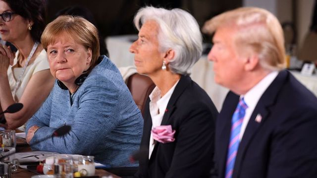 Angela Merkel consideră „problematică” închiderea conturilor lui Donald Trump de pe Twitter și Facebook