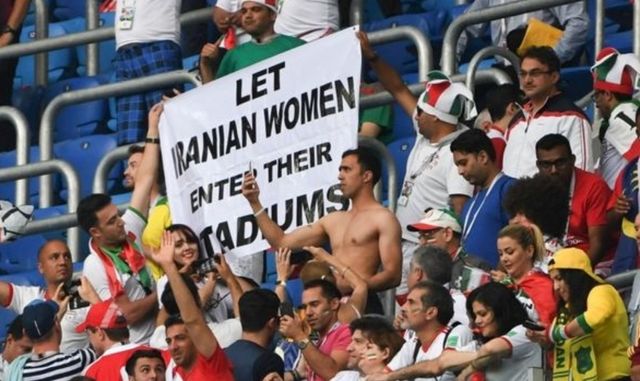 Fotbal-Iran: Anchetă după ce o tânără care a încercat să intre pe stadion deghizată în bărbat și-a dat foc