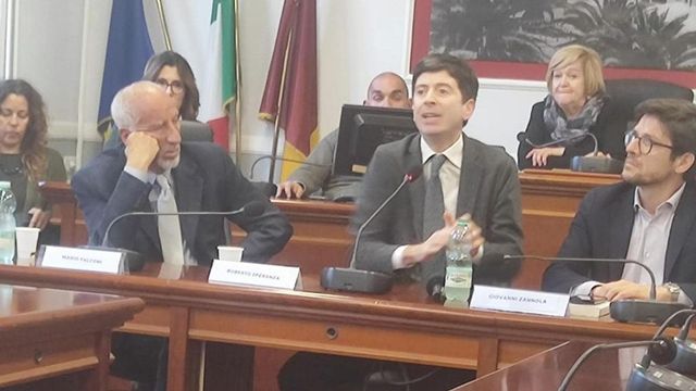 Insulti e minacce dai No Vax a Roberto Speranza: l’ex ministro della Salute contestato a Ostia dopo la presentazione del suo libro