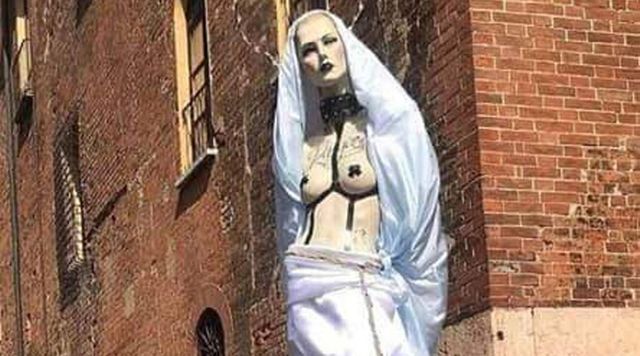 La Madonna con il seno scoperto al Pride, polemiche a Cremona