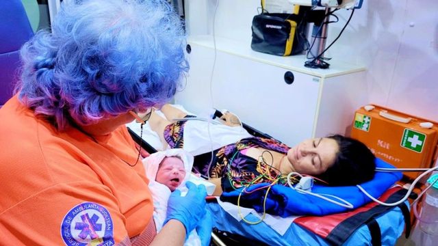 O femeie a nascut pe trotuar, la Urziceni, dupa ce un spital a refuzat-o - Situatie uluitoare