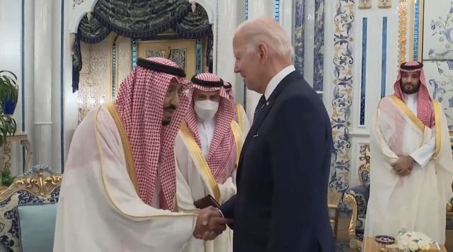 Arabia Saudita, Biden saluta re Salman stringendogli la mano