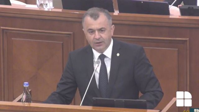 După mai multe încercări eșuate, Ion Chicu a reușit să prezinte în Parlament proiectele de asumare a răspunderii