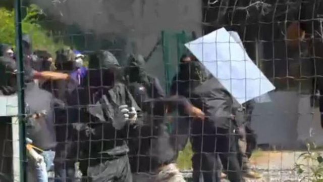 Assalto No Tav al cantiere a San Didero, lancio di pietre e legna. La polizia risponde con lacrimogeni, 12 agenti feriti