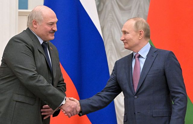 Bielorussia avvia esercitazioni al confine Nato, Lukashenko: “Se vuoi la pace, preparati alla guerra”