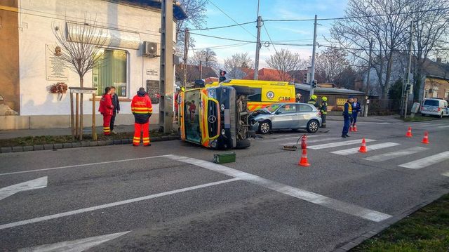Felborult egy mentőautó Pesterzsébeten