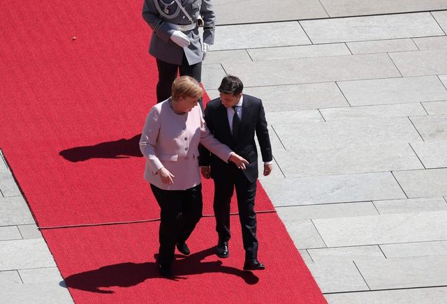 Angela Merkel colta da tremore