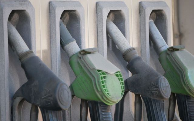 Cum s-a schimbat prețul carburanților după ce Guvernul a scos o taxă, dar a mărit alta