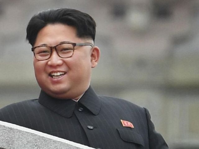 Liderul nord-coreean Kim Jong-un supraveghează exercițiu militar cu muniție reală