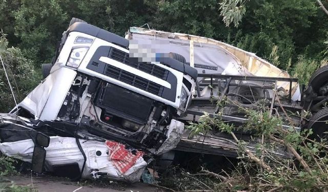 Un șofer de TIR a sărit din cabină, în mers, ca să-și salveze viața, la Călimănești