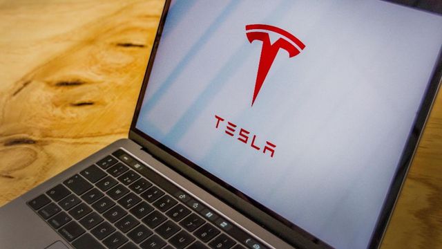 Un robot a atacat un inginer de la o fabrică Tesla din Texas