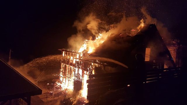 Peste 100 de persoane, evacuate în urma unui incendiu izbucnit într-un hotel din Păltiniș