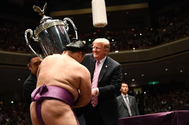 Trump a Tokyo gioca a golf con Shinzo Abe