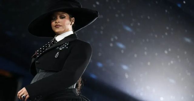 Rihanna di nuovo incinta, lo svela mostrando il pancione al Met Gala