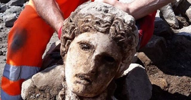 Roma, ritrovata statua di una divinità durante gli scavi sotto il Campidoglio