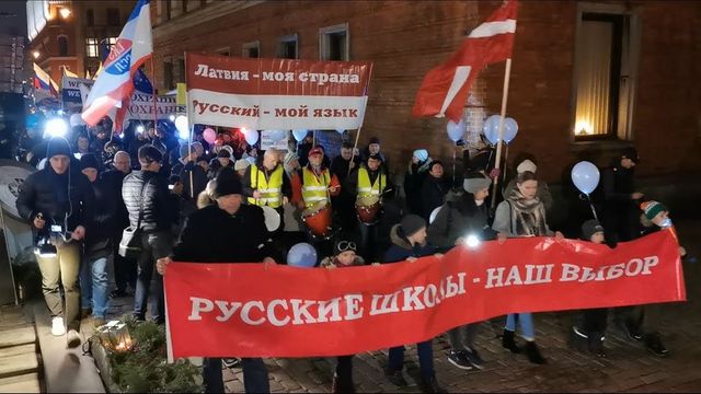 Жители Риги вышли на митинг в защиту русского языка