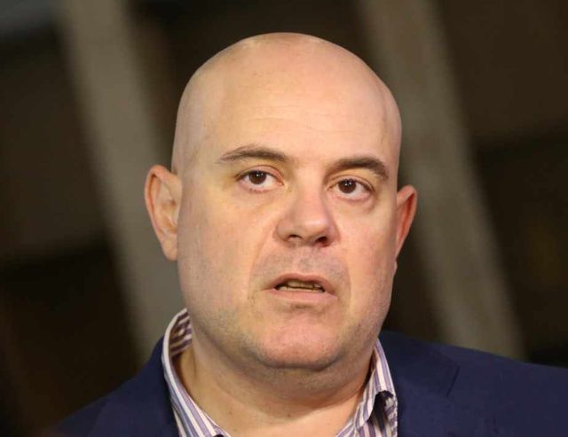 Прокуратурата възложи на Емил Димитров да провери нерегламентираното изгаряне на отпадъци