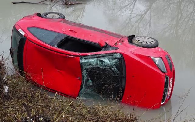 O mașină condusă de o tânără a derapat și s-a răsturnat în albia râului Bistrița