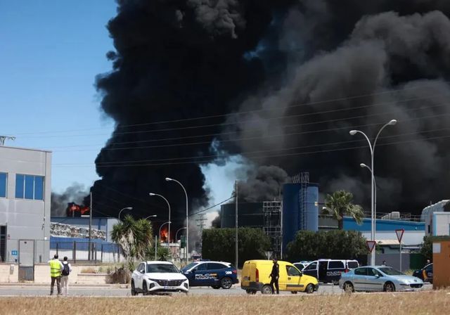 Desalojan un polígono en Sevilla por el grave incendio declarado en una planta de químicos