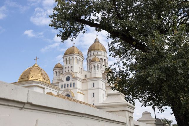 Mii de oameni așteaptă ore întregi pentru a vizita Catedrala Națională din Capitală