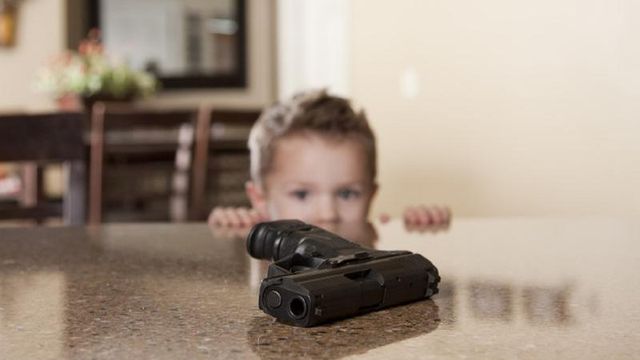 Un copil de 3 ani a murit la petrecerea de ziua lui jucându-se cu o armă