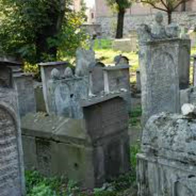 Firenze, usano il cimitero come set per foto hard: tre persone denunciate per atti osceni