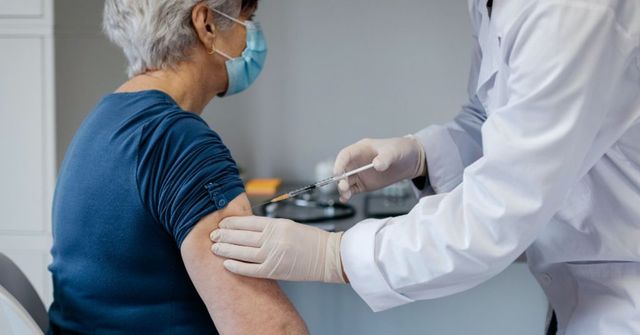 Vakcínu AstraZeneca by neměli dostávat ani starší 60 let, uvedl zástupce Evropské lékové agentury