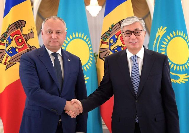 Додон поздравил Токаева с победой на выборах президента Казахстана
