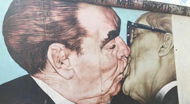 Morto Dimitri Vrubel, artista dissidente del bacio sul Muro di Berlino. La sua storia