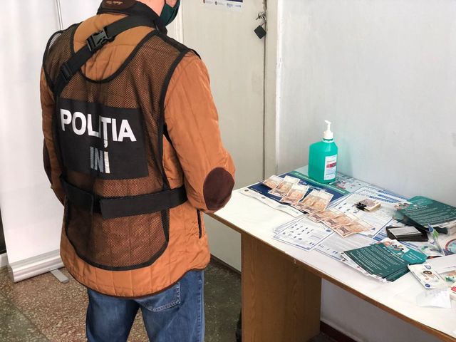 Un angajat al Spitalului Raional Edineț, reținut de polițiști după ce ar fi eliberat două certificate de vaccinare false