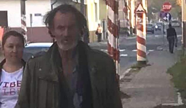 Un bărbat din Maramureș este căutat de poliție, după ce a încercat să arunce un lichid în căruciorul unei fetițe