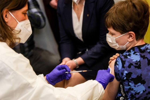 Kennedy jr toglie vaccino Covid dalla lista per bambini