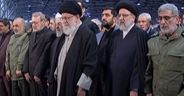 Chameneí se modlil a plakal nad rakví zabitého íránského generála