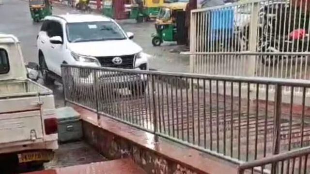 Minister Dharmpal Singh Takes His Fortuner Into Train Platform While Getting Late To Catch Train | Abp News