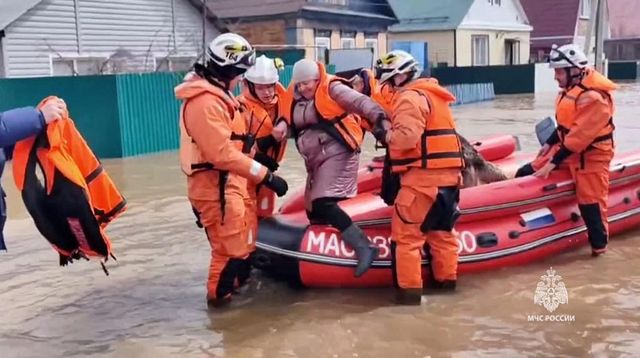 Un baraj s-a rupt în Rusia. Evacuarea populației este în curs, mii de case ar putea fi inundate
