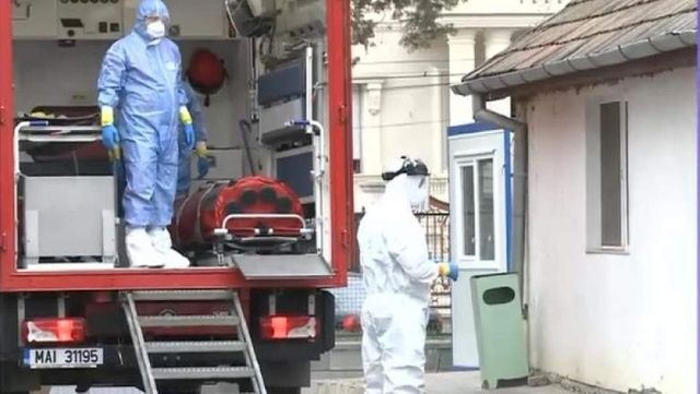 Două persoane internate în același salon cu tânăra din Petroșani confirmată cu noul coronavirus au murit