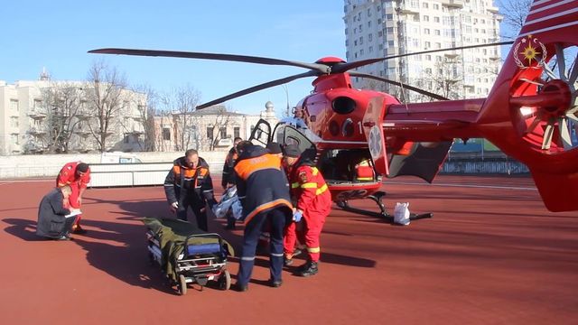 Экипаж SMURD доставил в Кишинев пациентку из Вулканешт