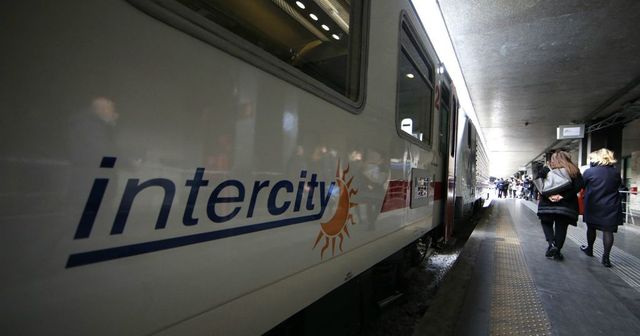 Intercity Milano-Livorno rotto due volte, picchiato il capotreno
