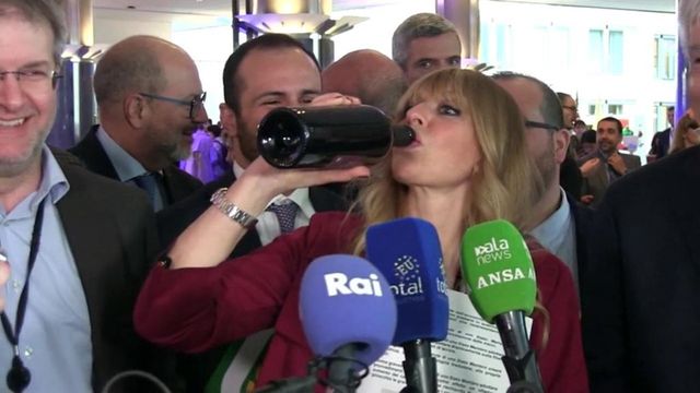 Alessandra Mussolini si “attacca” alla bottiglia di vino al Parlamento Ue per protesta