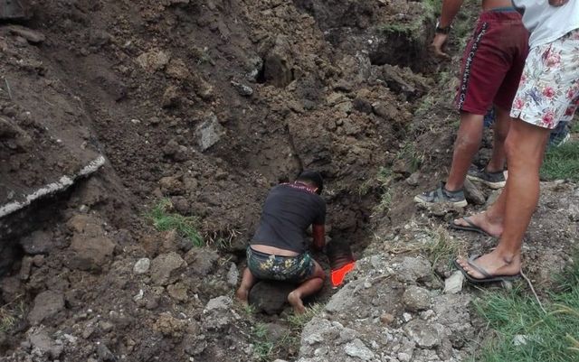 Trei bărbați care lucrau la o rețea de canalizare, îngropați de vii sub un mal de pământ