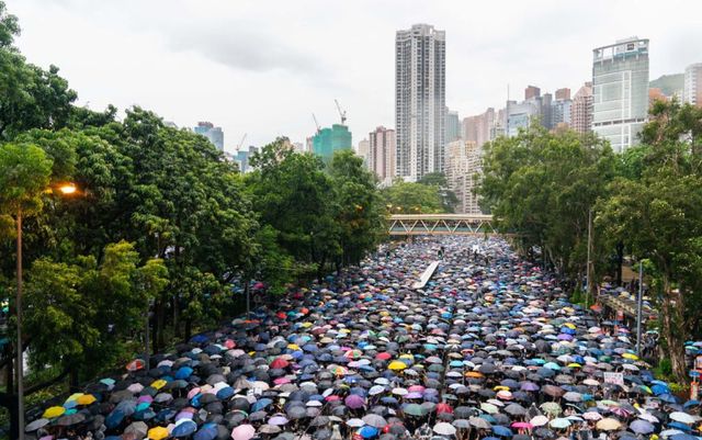 Protest pașnic cu sute de mii de manifestanți în Hong Kong