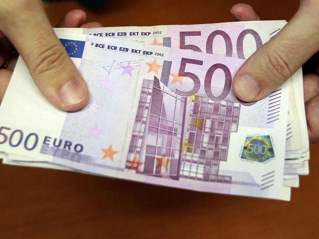 3 persoane care au vrut să pună în circulație peste 60 mii de euro, arestate