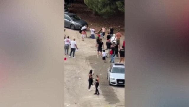 Bari, tre arresti per la rissa dopo il pestaggio fuori dal San Nicola subito da un uomo con il figlio in lacrime